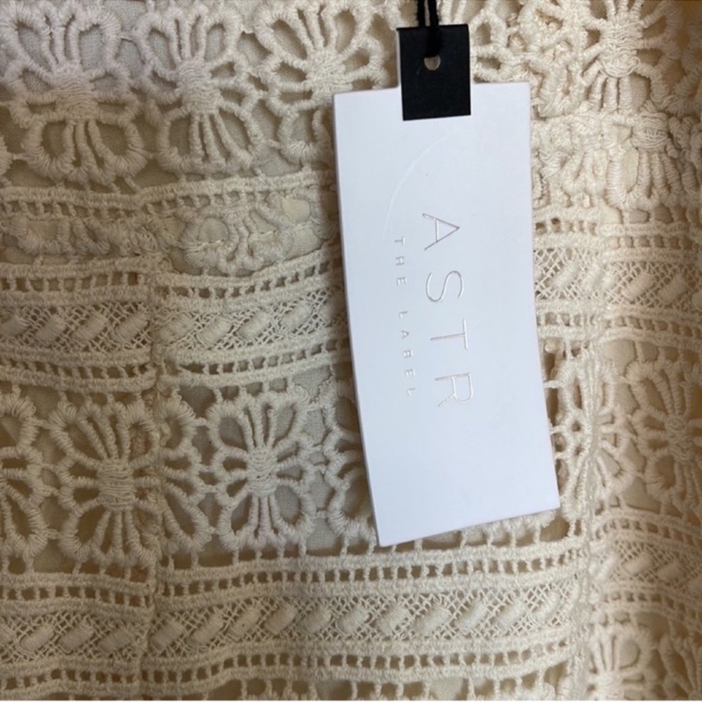 ASTR the Label Romantic Coastal Cream Biege Ruffle trim Lace Crochet Romper s L - Picture 9 of 10